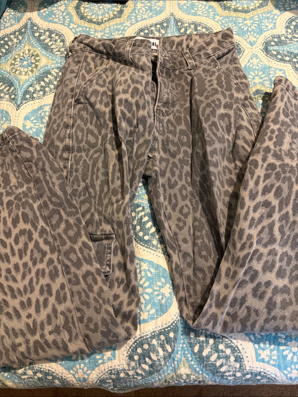Women's Gray Leopard Print Cargo Jeans size 0/24